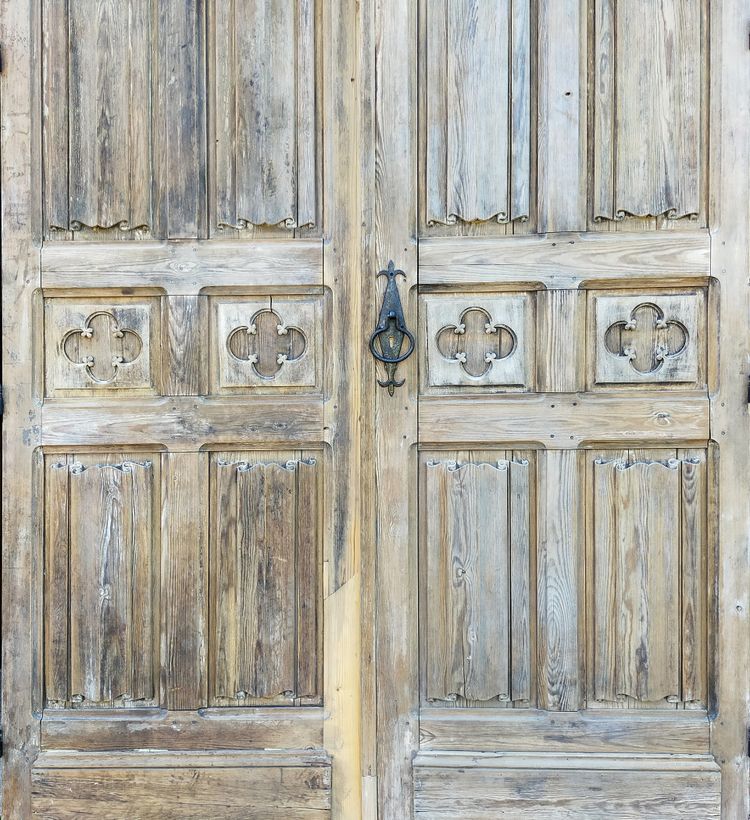 Antica porta a due battenti del XIX secolo gotica con pieghe a tovagliolo in legno