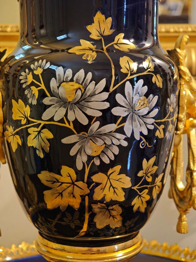 Ciotola in fine terracotta blu con decorazione floreale Montata in bronzo dorato Sarreguemines XIX secolo