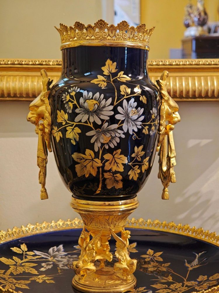 Ciotola in fine terracotta blu con decorazione floreale Montata in bronzo dorato Sarreguemines XIX secolo