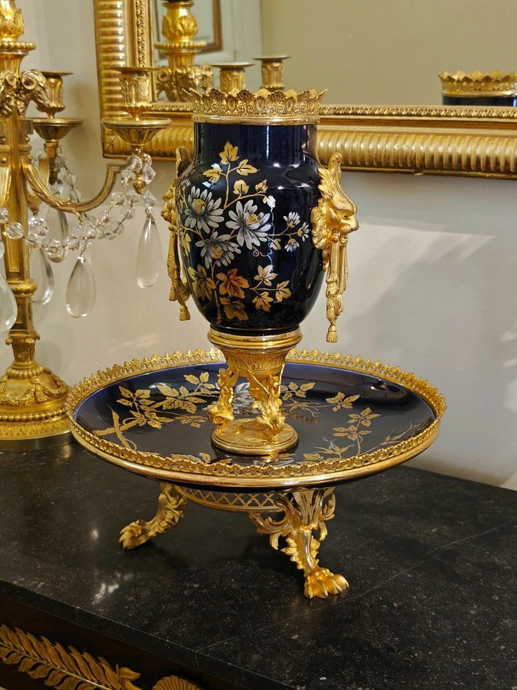 Ciotola in fine terracotta blu con decorazione floreale Montata in bronzo dorato Sarreguemines XIX secolo