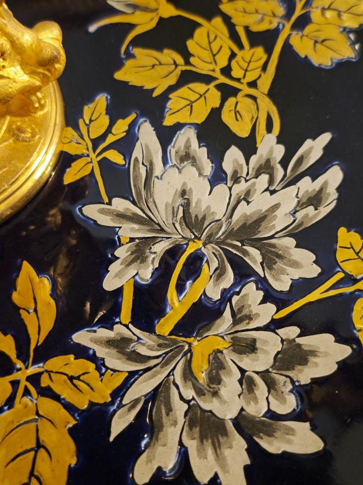 Ciotola in fine terracotta blu con decorazione floreale Montata in bronzo dorato Sarreguemines XIX secolo