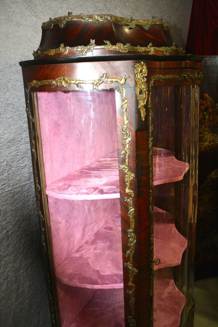 Vetrina intarsiata in stile Luigi XV con ornamenti in bronzo