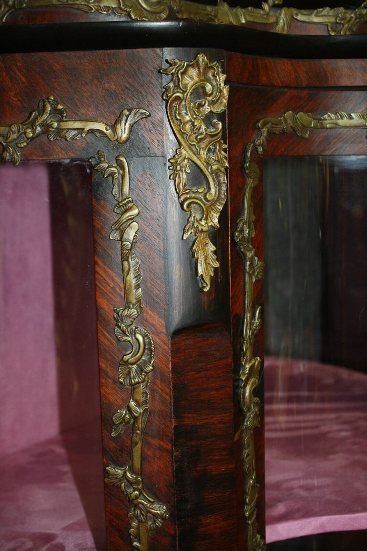 Vetrina intarsiata in stile Luigi XV con ornamenti in bronzo