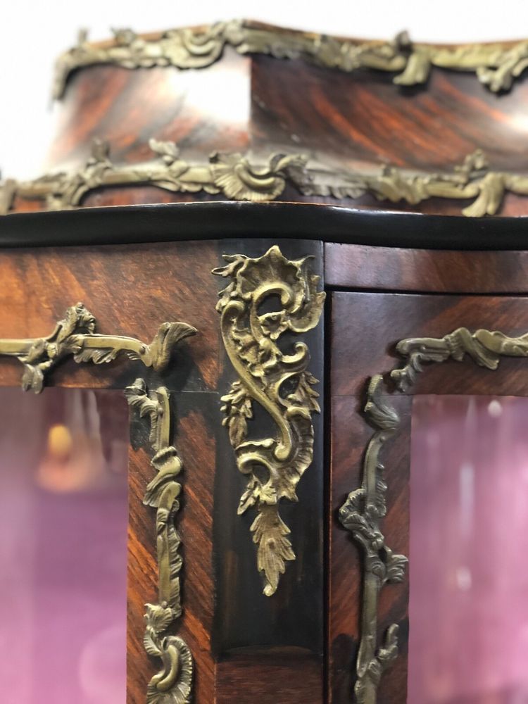 Vetrina intarsiata in stile Luigi XV con ornamenti in bronzo