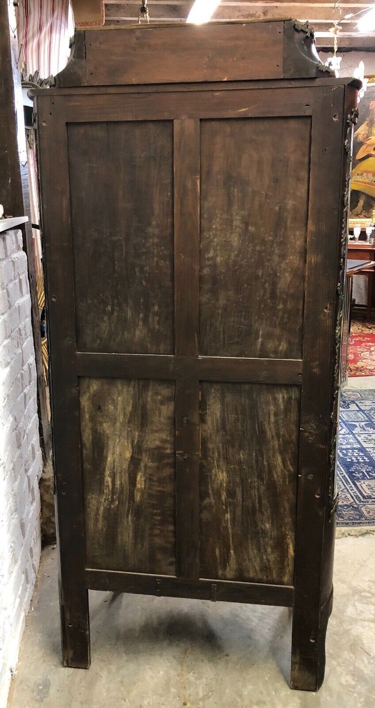 Vetrina intarsiata in stile Luigi XV con ornamenti in bronzo