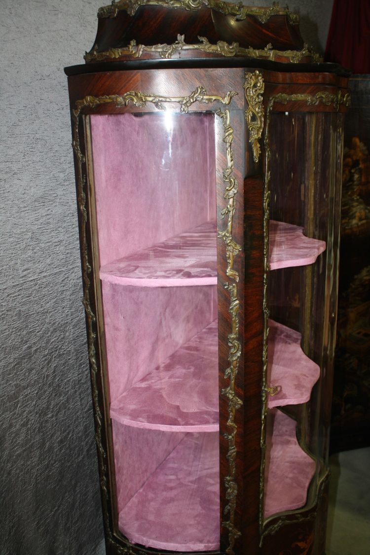 Vetrina intarsiata in stile Luigi XV con ornamenti in bronzo