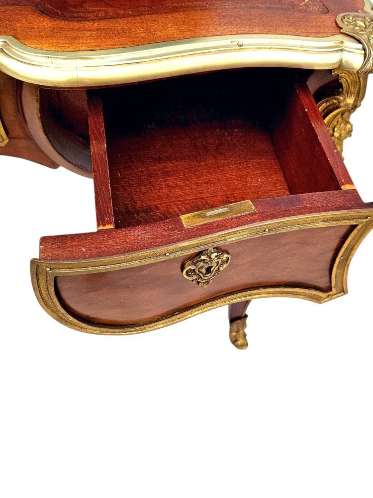 Scrivania in stile Luigi XV in intarsio e ormolatura