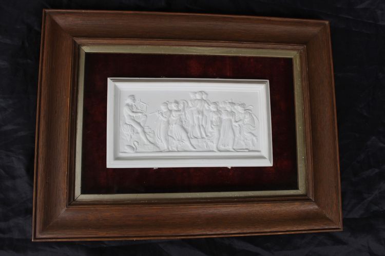 Paire de gypseries bas reliefs avec décor à l'Antique époque fin 19ème encadrées 