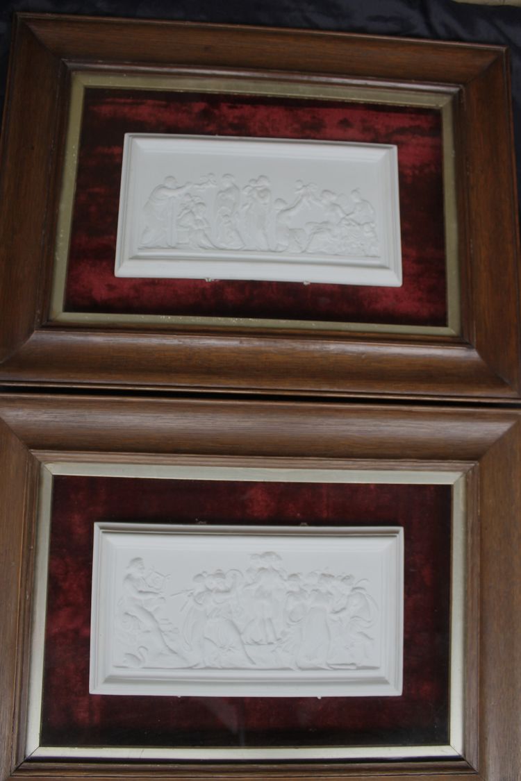 Paire de gypseries bas reliefs avec décor à l'Antique époque fin 19ème encadrées 