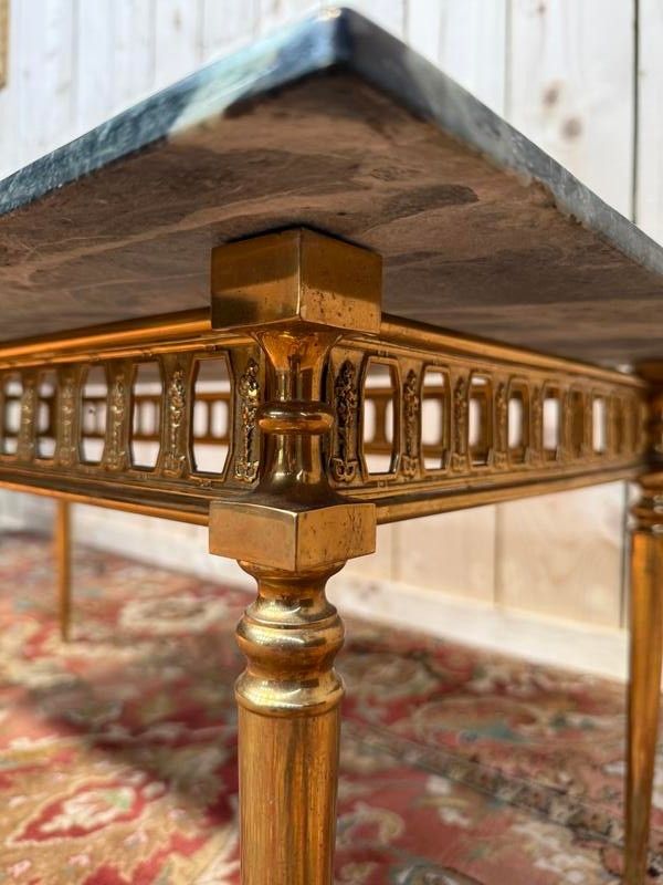 Table basse de style Louis XVI en laiton et marbre vert de mer 
