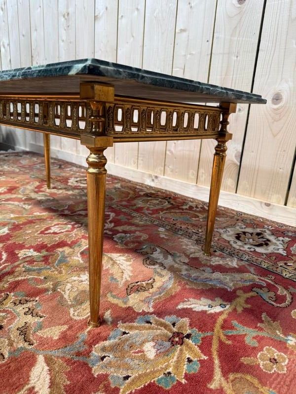 Table basse de style Louis XVI en laiton et marbre vert de mer 