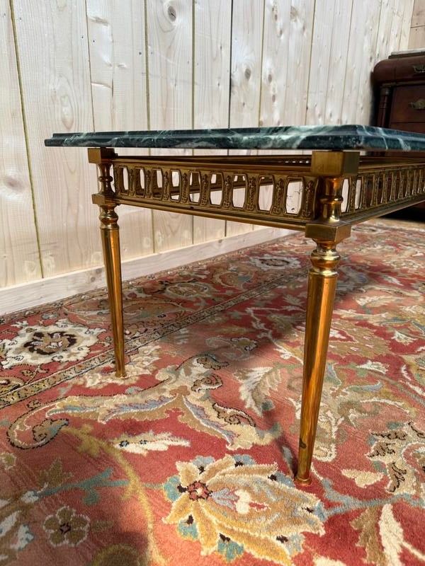 Table basse de style Louis XVI en laiton et marbre vert de mer 