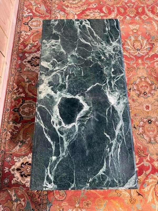 Table basse de style Louis XVI en laiton et marbre vert de mer 