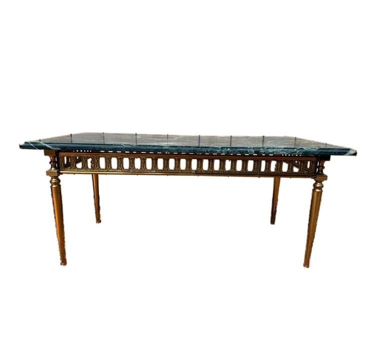 Table basse de style Louis XVI en laiton et marbre vert de mer 