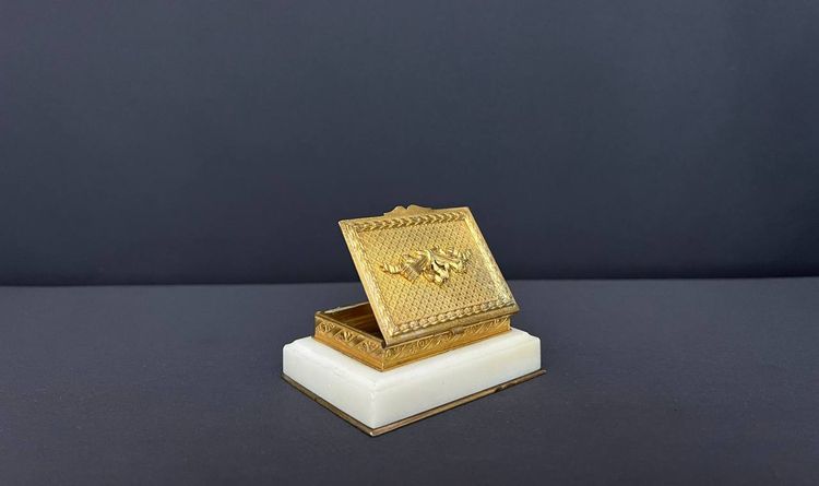 Scatola per francobolli in bronzo dorato su base di marmo, Francia, XIX secolo