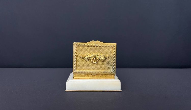 Scatola per francobolli in bronzo dorato su base di marmo, Francia, XIX secolo