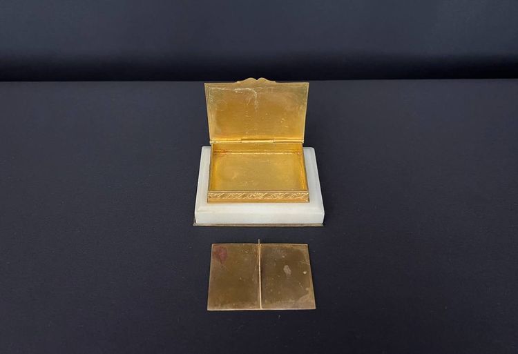 Scatola per francobolli in bronzo dorato su base di marmo, Francia, XIX secolo