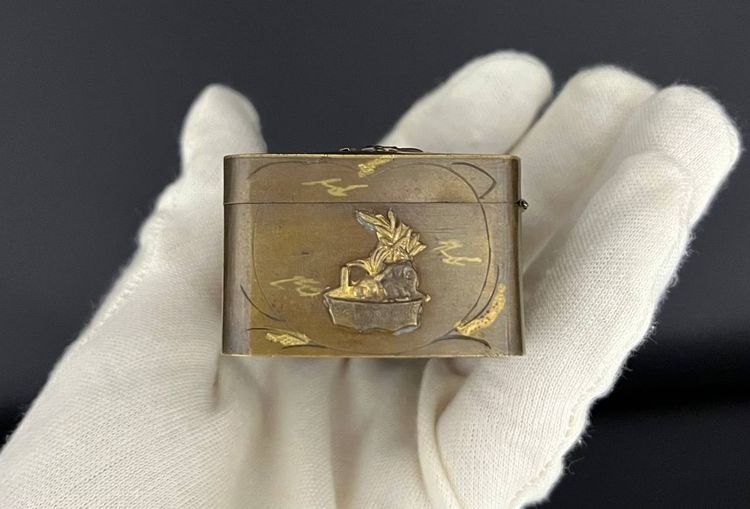 Scatolina giapponese in bronzo con decorazione a intarsio, periodo Meiji (1868-1912)