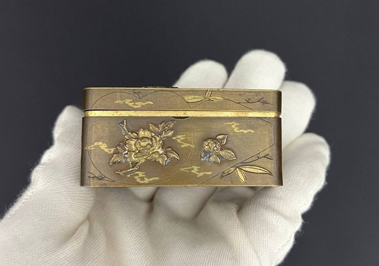 Scatolina giapponese in bronzo con decorazione a intarsio, periodo Meiji (1868-1912)