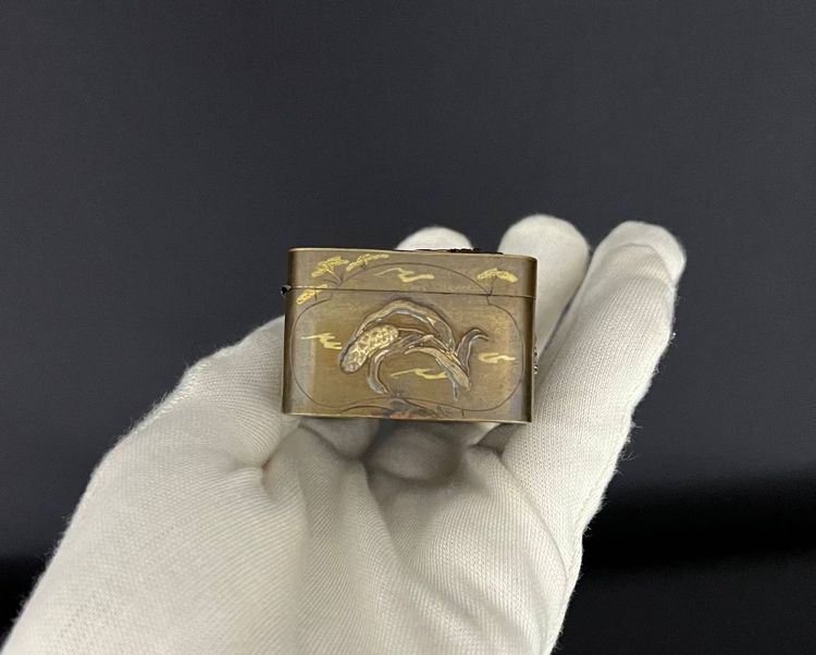 Scatolina giapponese in bronzo con decorazione a intarsio, periodo Meiji (1868-1912)