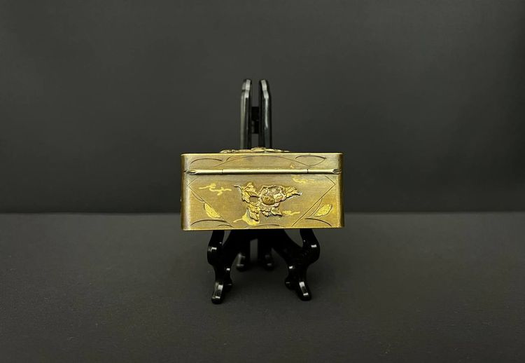 Scatolina giapponese in bronzo con decorazione a intarsio, periodo Meiji (1868-1912)
