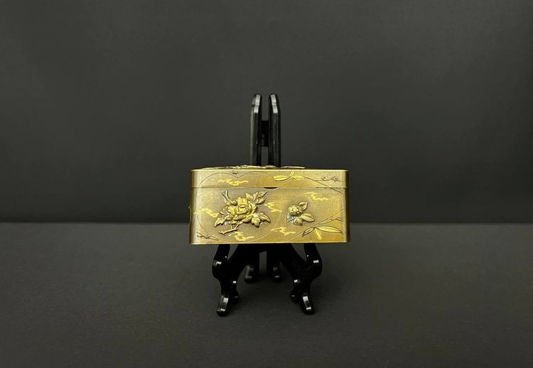Scatolina giapponese in bronzo con decorazione a intarsio, periodo Meiji (1868-1912)