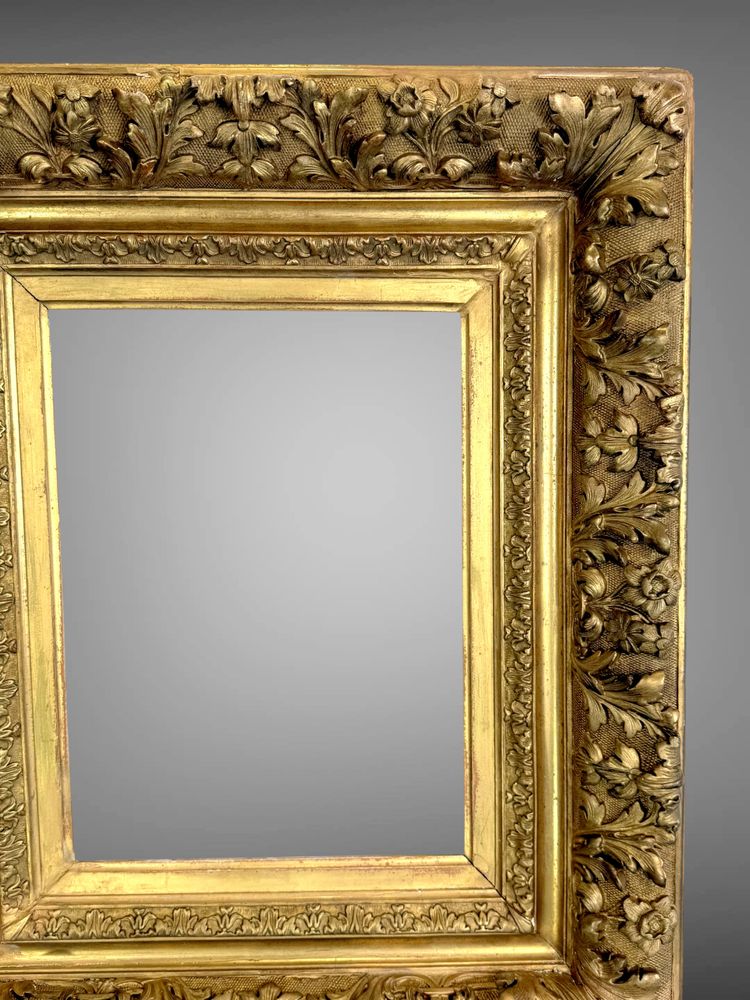 RICHLY SCULPTTED 19th CENTURY FRAME IN WOOD AND GILDED STUC FOR PAINTING 39 cm x 29 cm