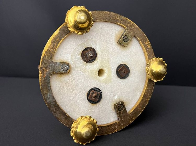 Kugelförmige Pendeluhr aus vergoldeter Bronze im späten Empire-Stil, Epoche Napoleon III.