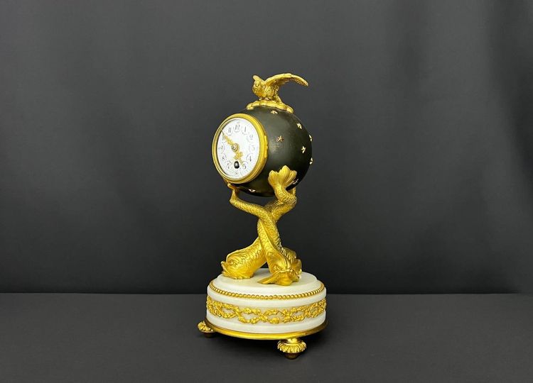 Kugelförmige Pendeluhr aus vergoldeter Bronze im späten Empire-Stil, Epoche Napoleon III.