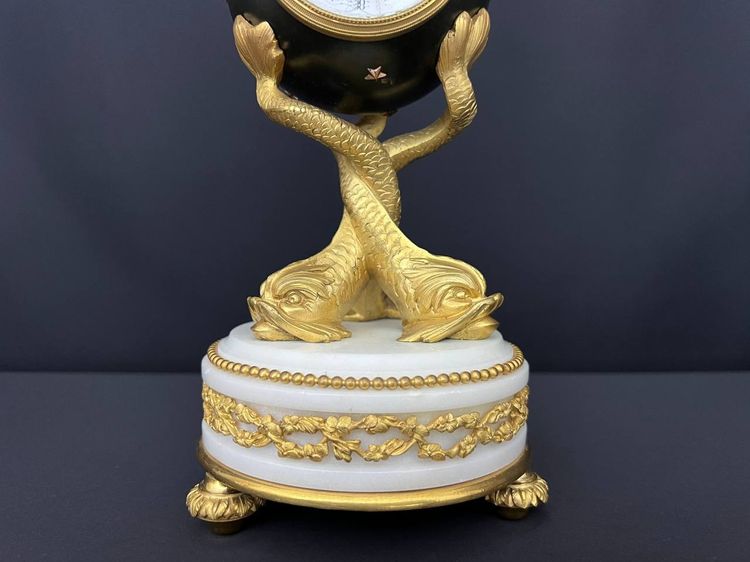 Kugelförmige Pendeluhr aus vergoldeter Bronze im späten Empire-Stil, Epoche Napoleon III.