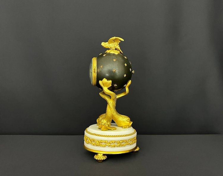 Kugelförmige Pendeluhr aus vergoldeter Bronze im späten Empire-Stil, Epoche Napoleon III.
