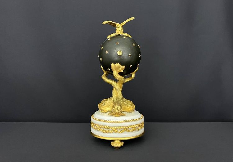 Kugelförmige Pendeluhr aus vergoldeter Bronze im späten Empire-Stil, Epoche Napoleon III.