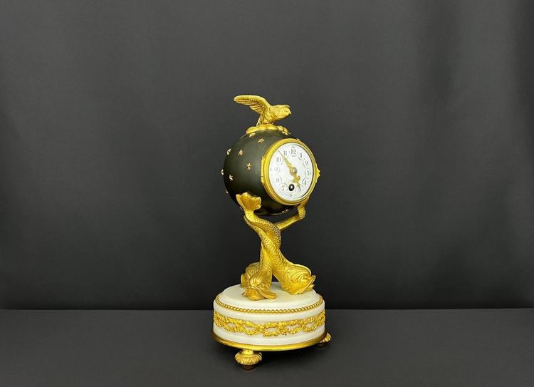 Kugelförmige Pendeluhr aus vergoldeter Bronze im späten Empire-Stil, Epoche Napoleon III.