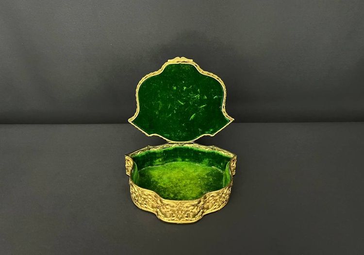 Boîte à bijoux en bronze doré, miniature émaillée signée, XIXe siècle