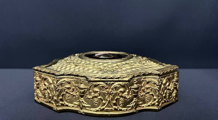 Boîte à bijoux en bronze doré, miniature émaillée signée, XIXe siècle