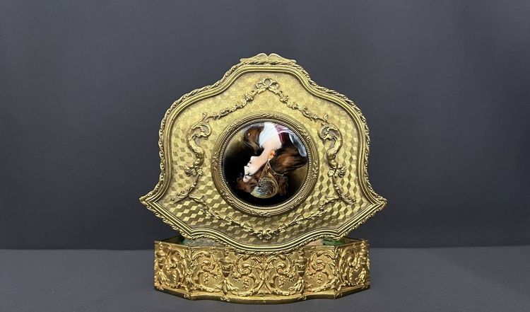 Boîte à bijoux en bronze doré, miniature émaillée signée, XIXe siècle