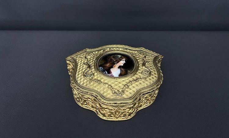 Boîte à bijoux en bronze doré, miniature émaillée signée, XIXe siècle