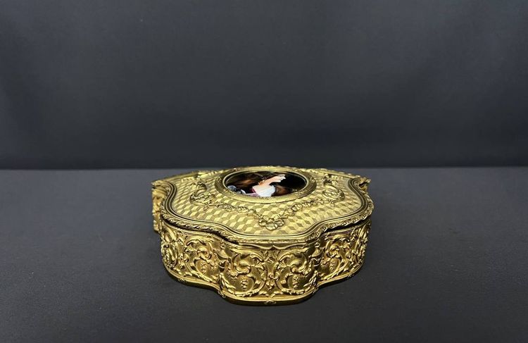 Boîte à bijoux en bronze doré, miniature émaillée signée, XIXe siècle