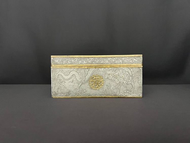 Boîte ancienne chinoise en étain et laiton doré – Dragons & symboles de longévité 