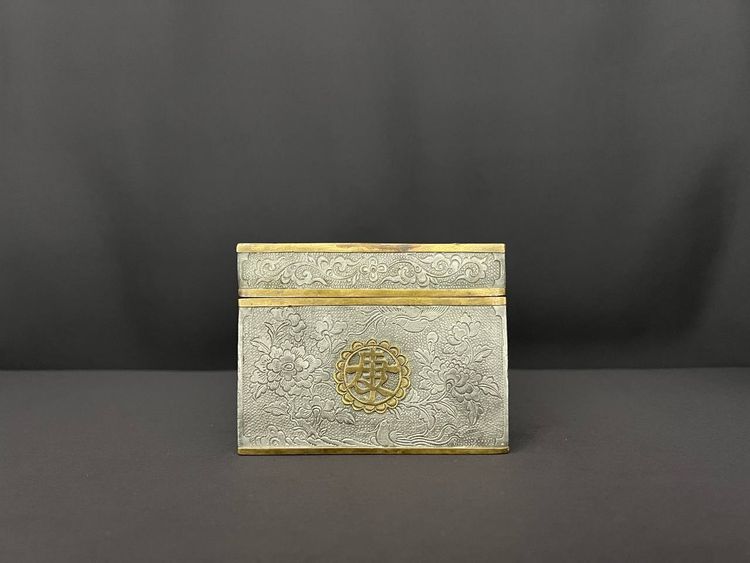 Boîte ancienne chinoise en étain et laiton doré – Dragons & symboles de longévité 