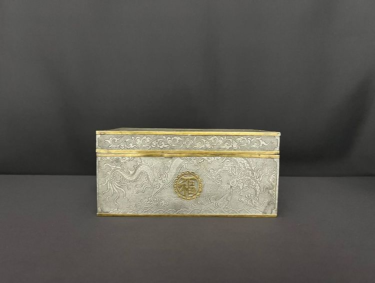 Boîte ancienne chinoise en étain et laiton doré – Dragons & symboles de longévité 