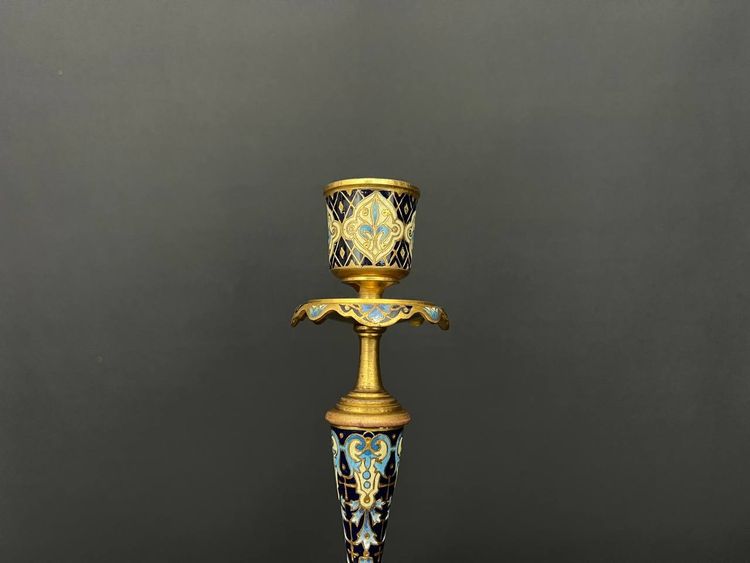 Coppia di candelieri in bronzo e smalto cloisonné, stile Napoleone III, fine XIX secolo