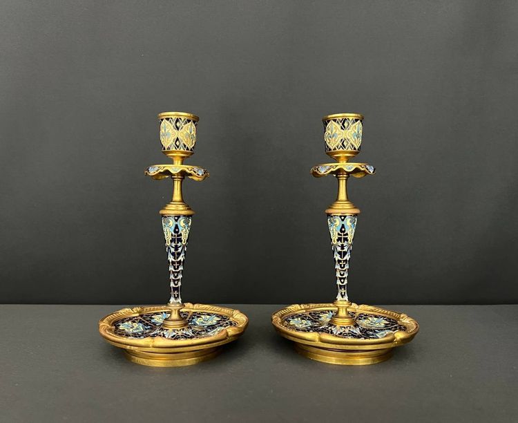 Coppia di candelieri in bronzo e smalto cloisonné, stile Napoleone III, fine XIX secolo