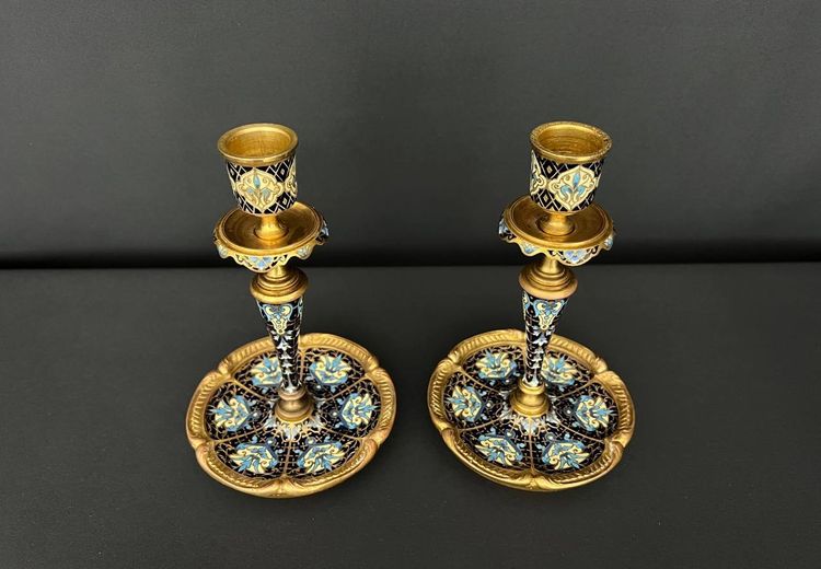 Coppia di candelieri in bronzo e smalto cloisonné, stile Napoleone III, fine XIX secolo