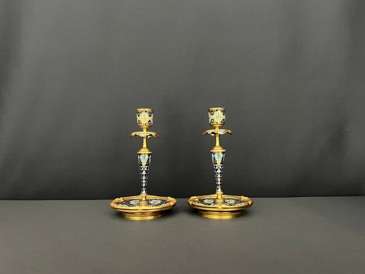 Coppia di candelieri in bronzo e smalto cloisonné, stile Napoleone III, fine XIX secolo