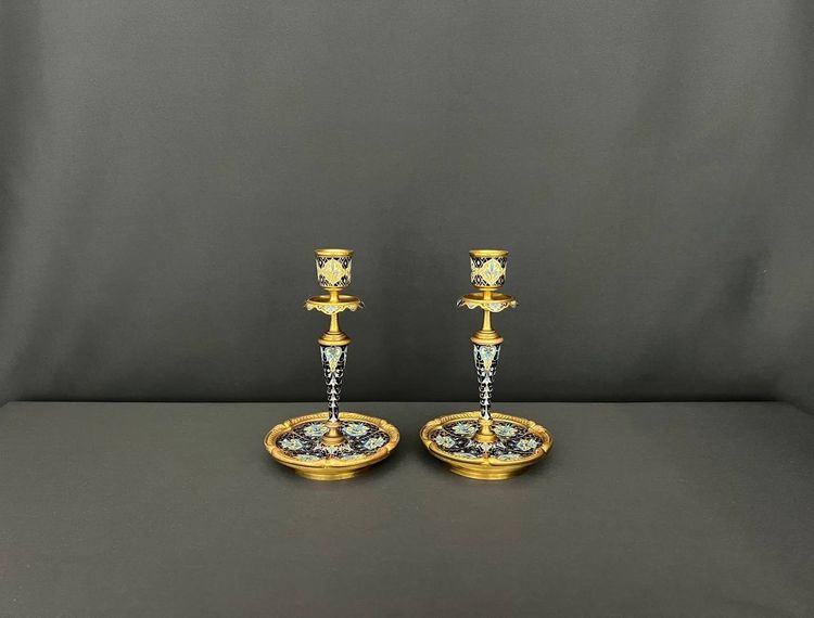 Coppia di candelieri in bronzo e smalto cloisonné, stile Napoleone III, fine XIX secolo