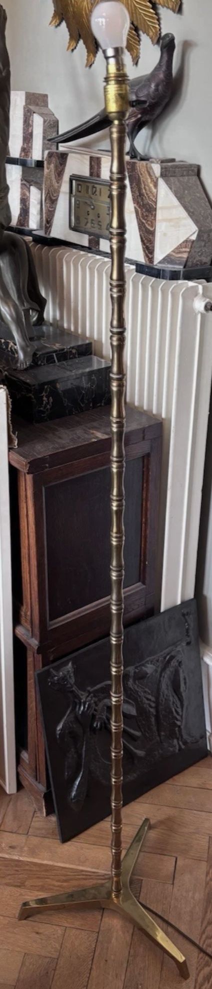 Maison BAGUES ( attribuita a ) Lampada da terra con fusto in ottone in stile bambù, base a treppiede.  