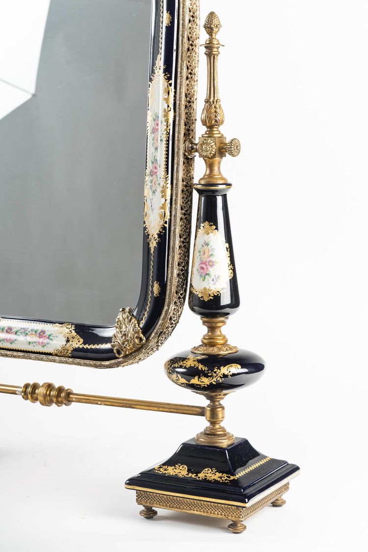 Un miroir de table en porcelaine, début XXè siècle 