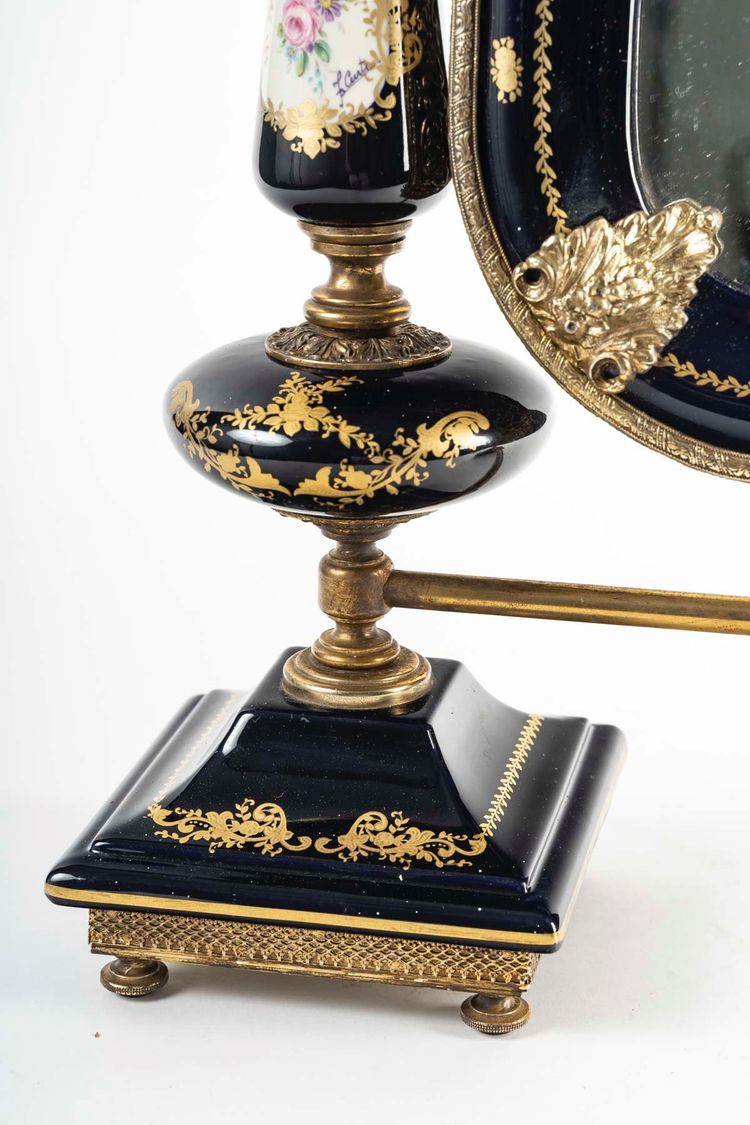 Un miroir de table en porcelaine, début XXè siècle 