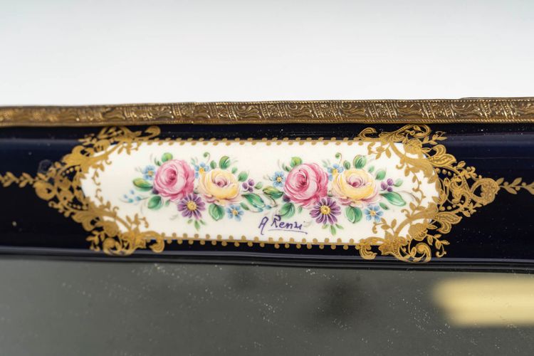 Un miroir de table en porcelaine, début XXè siècle 